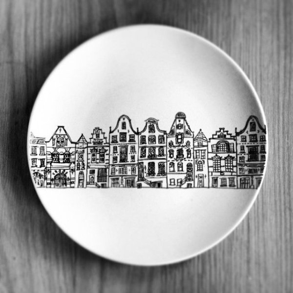 Тарелка с графическим рисунком