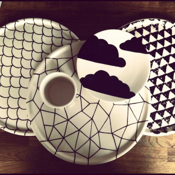 Тарелка с чашкой маркерами