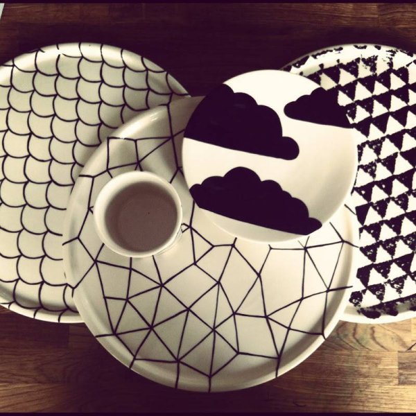 Тарелка с чашкой маркерами