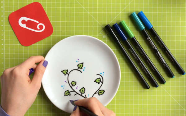 Человечек маркером на тарелке