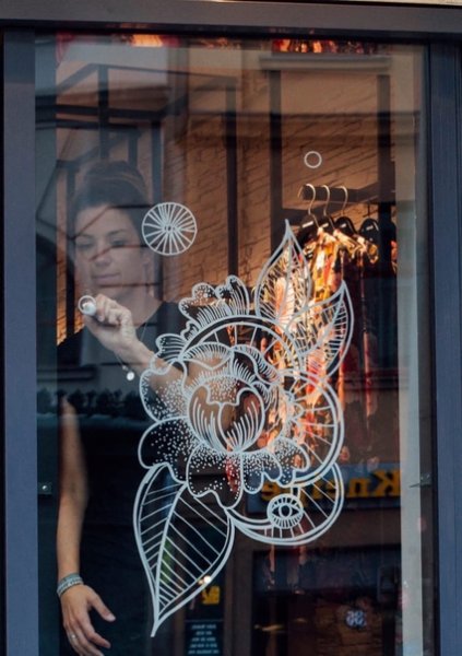 Роспись витрин маркерами для окон