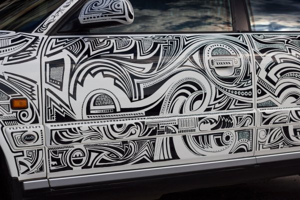 Машина расписана маркером