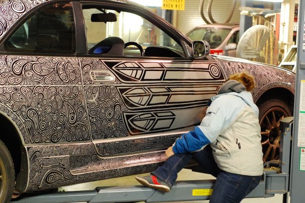 Автомобиль разрисованный маркером