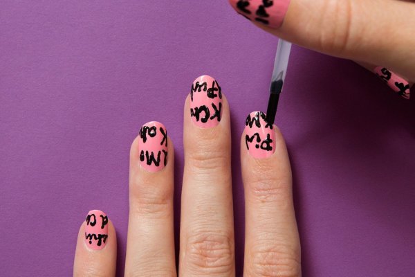 Граффити на ногтях маркером