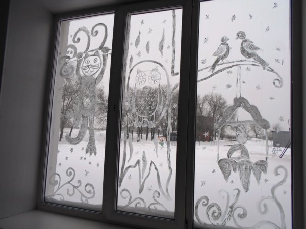 Новогодняя роспись на окнах в школе