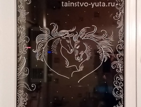 Новогодние узоры на зеркале