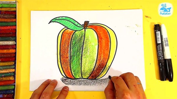 Яблоко цветными карандашами