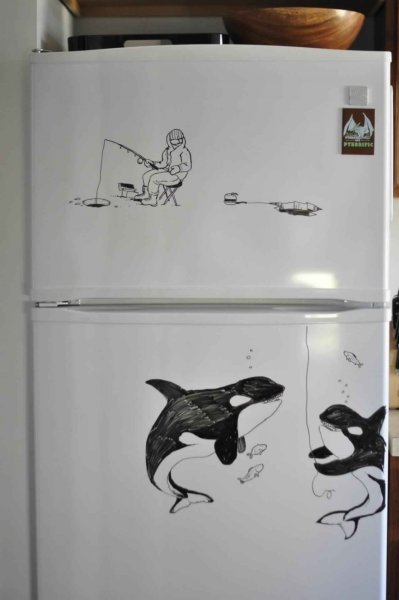 Рисунки на холодильнике маркером
