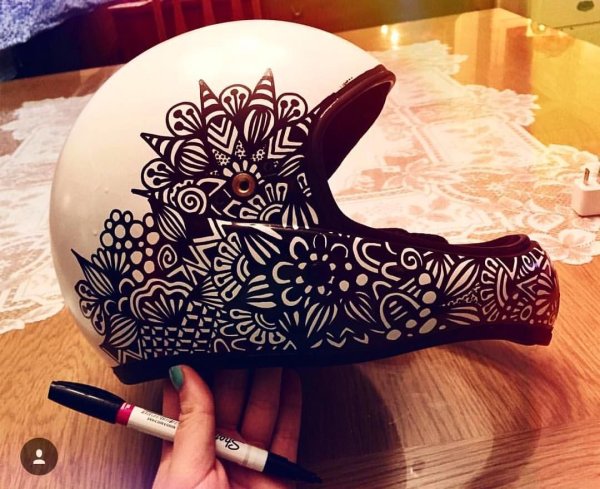 Разрисовать шлем маркером