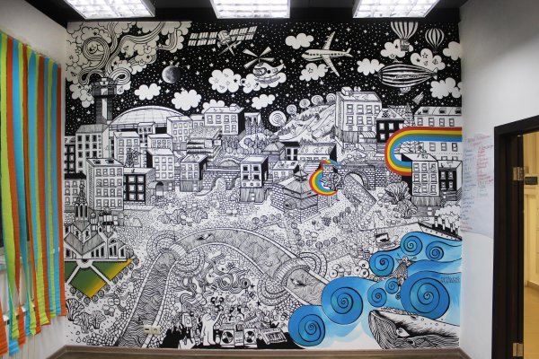 Ребенок рисует на стене