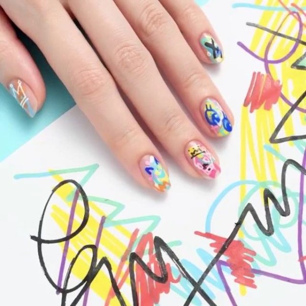 Рисунки маркером на ногтях