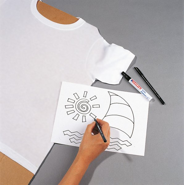 Разрисованная футболка маркером