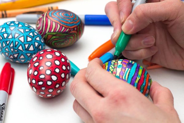 Украшения яиц на Пасху фломастерами