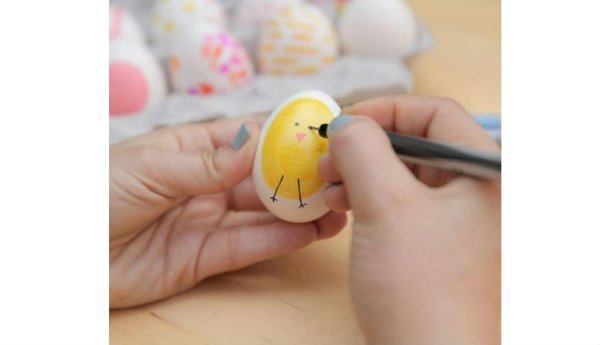 Яйца фломастерами цыпленок