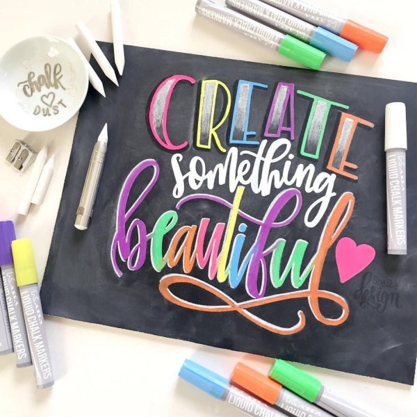 Леттеринг маркерами на доске