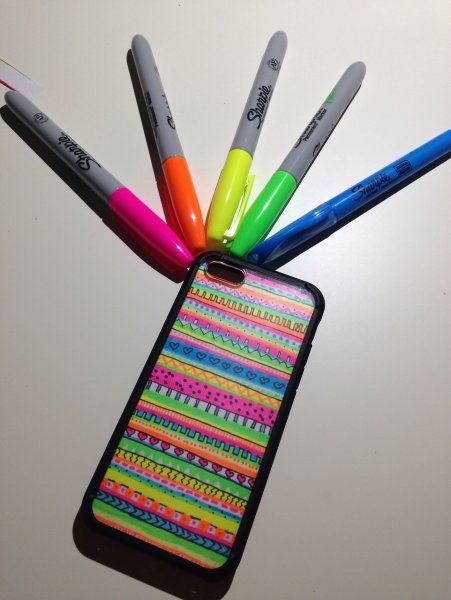 Разрисовать чехол для телефона маркером