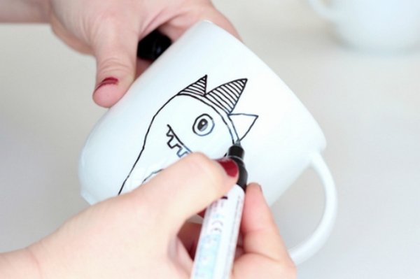 Разрисовать кружку маркером