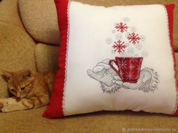 Диванные подушки с вышивкой