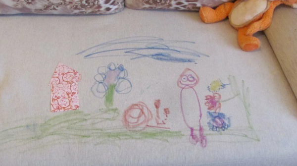 Изрисованный диван