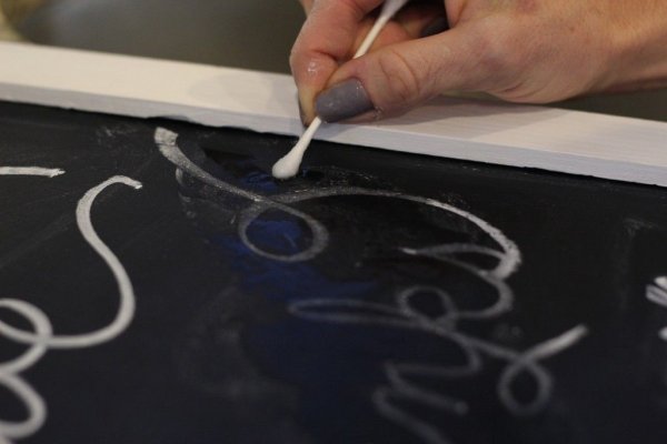 Рисование меловым маркером по стеклу