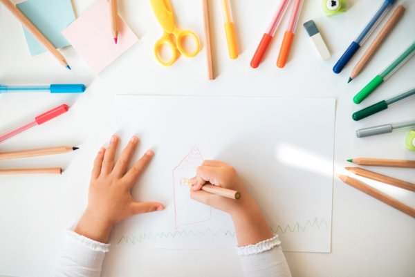 Детская рука с карандашом