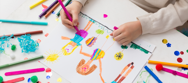 Детские руки с фломастерами