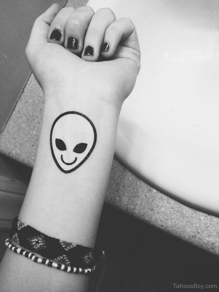 Тату чёрной ручкой на руке