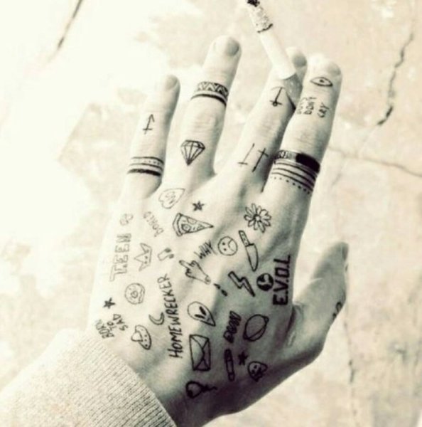 Рисуночки на руках ручкой