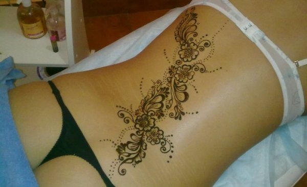 Временное тату хной на пояснице