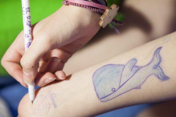 Татухи на руку ручкой синей