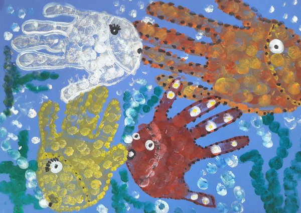 Рисунки отпечатками ладошек