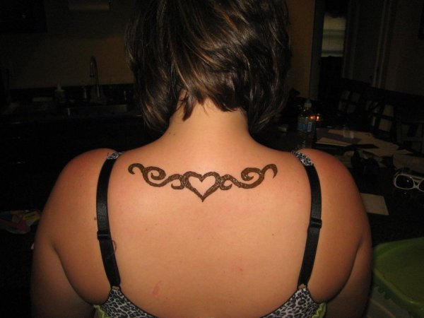 Легкие рисунки хной на пояснице