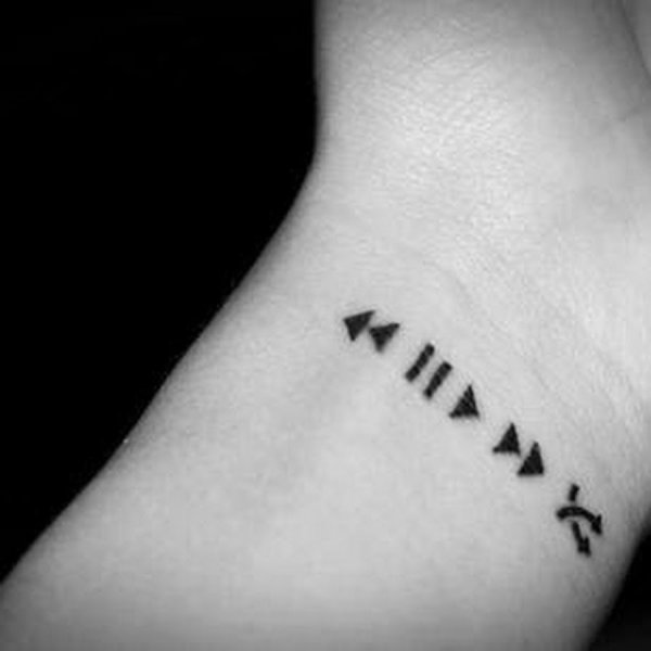 Легкие тату на запястье