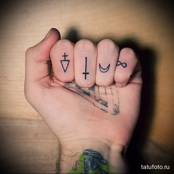 Тату на пальцах легкие