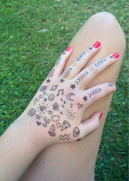 Тату маркером на руке