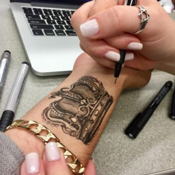 Татуировки гелевыми ручками