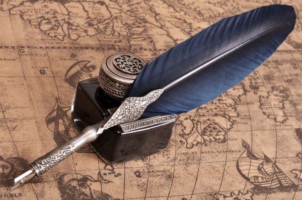 Перо и чернильница вектор