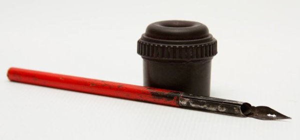 Перьевая ручка и чернильница