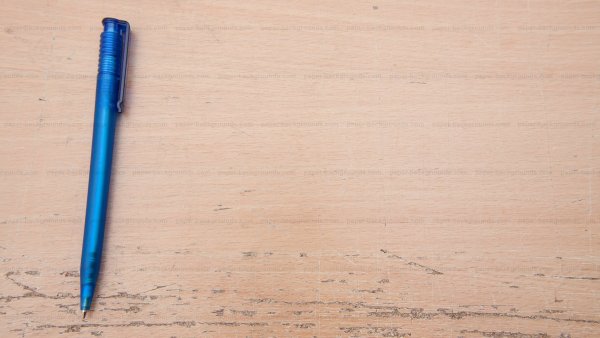 Ручка на столе