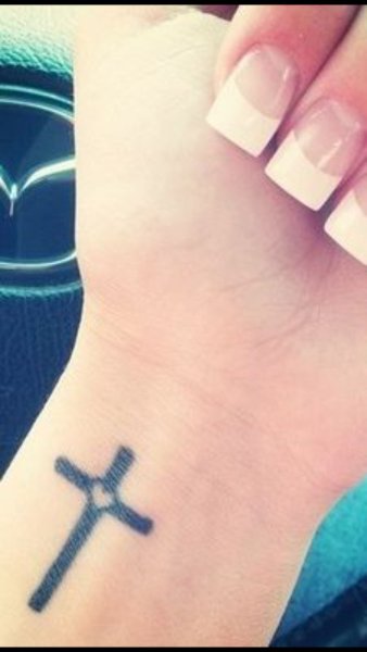Тату крест на пальце у девушки
