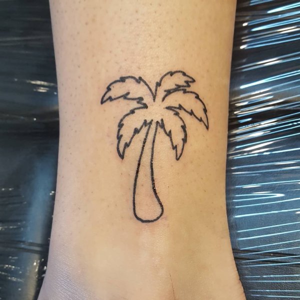 Тату Пальма на щиколотке