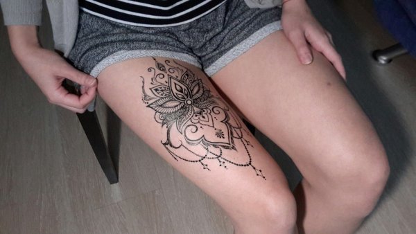 Тату на ноге ляжке