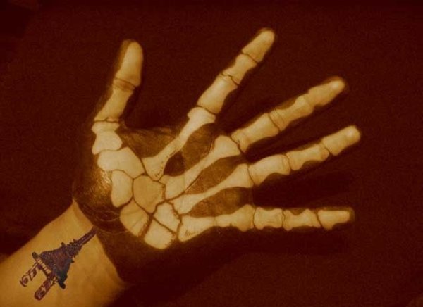 Костяшки на руках ручкой