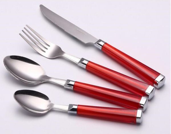Столовые приборы с красной ручкой