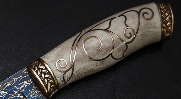 Всечка на рукояти ножа