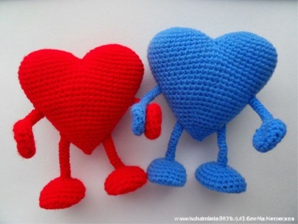 Вязаные сердечки с ручками и ножками