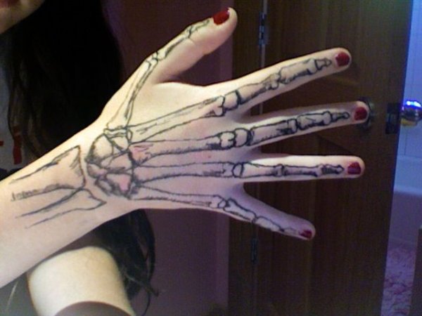 Кисть скелета на руке ручкой