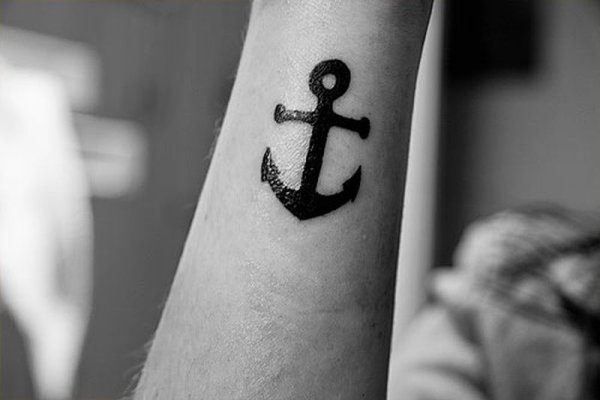 Тату якорь на руке