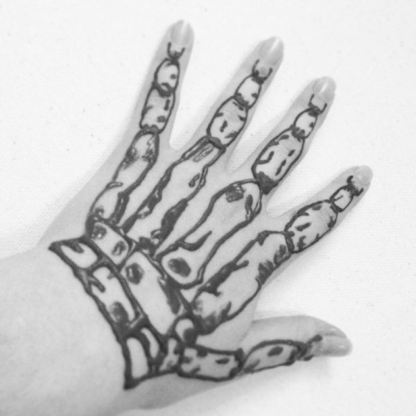 Тату на кисти ручкой