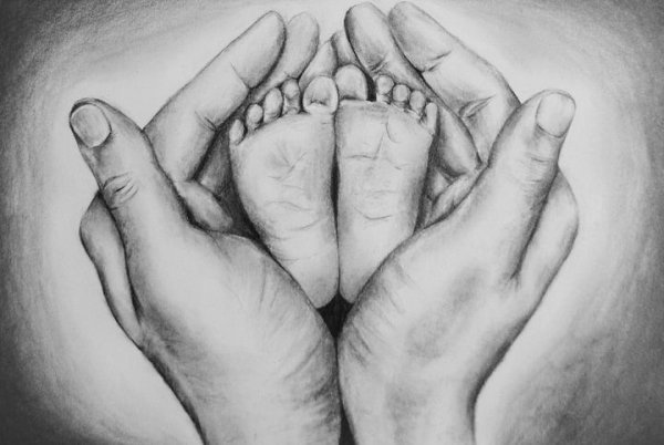 Ножки в руках рисунок